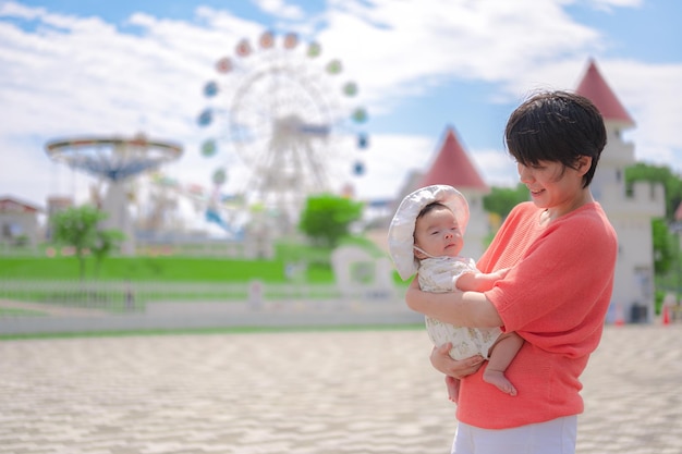 Smiley ouders en kinderen en het uiterlijk van het pretpark