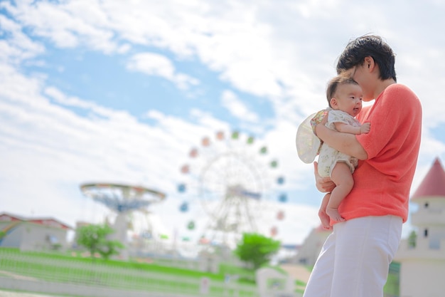 Smiley ouders en kinderen en het uiterlijk van het pretpark