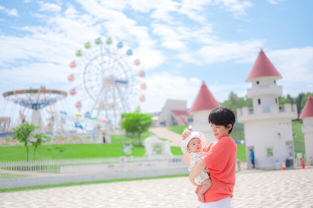 웃는 부모와 아이들과 놀이동산의 모습