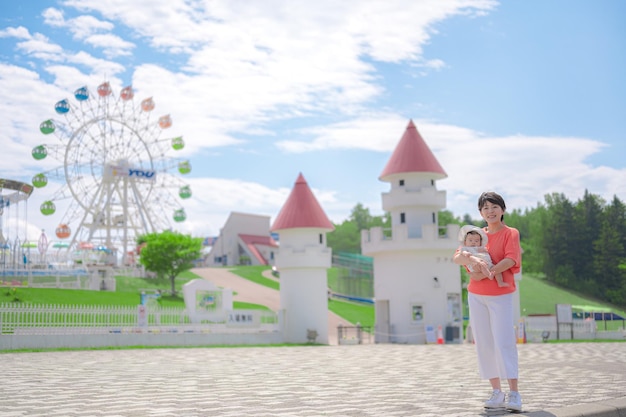 スマイリーの親子と遊園地の様子