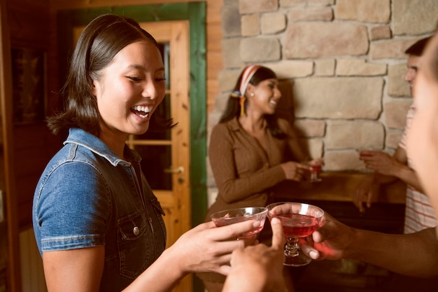 Foto persone sorridenti alla vista laterale della festa