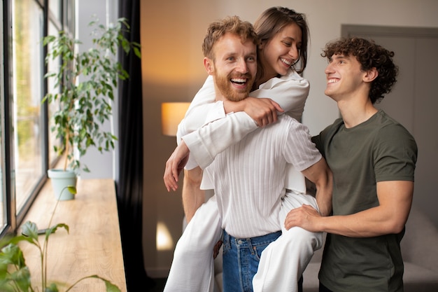 Photo smiley people in polyamory relationship medium shot