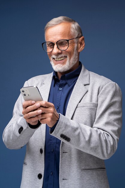 Smiley senior man met telefoon medium shot