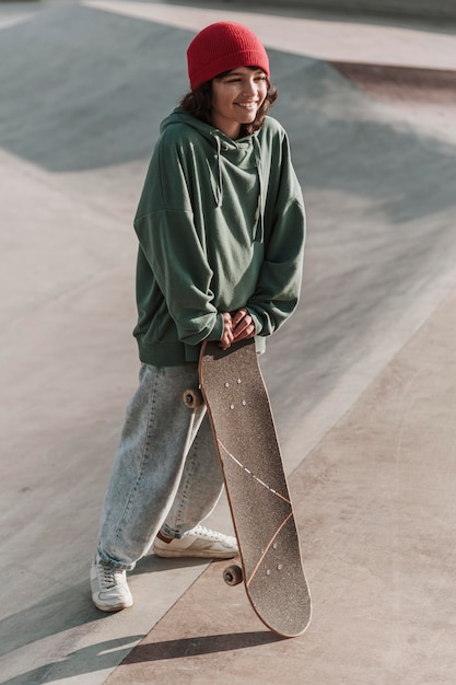 사진 skatepark에서 야외 스케이트 보드와 웃는 십 대