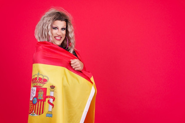 スペインの旗で包むスマイリー トランスジェンダーの人