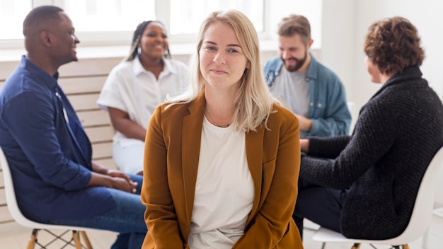 Smiley vrouw die zich voordeed op vergadering