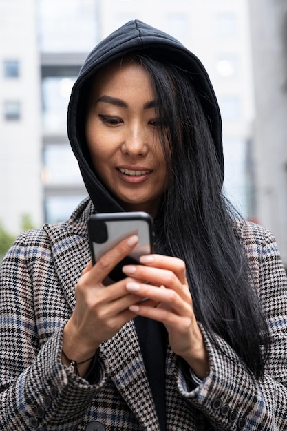 Foto smiley vrouw met smartphone