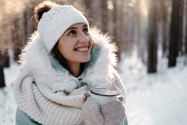 Smiley vrouw poseren buiten in de winter