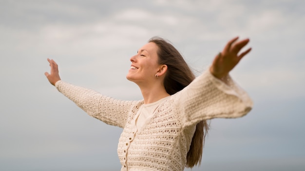 Foto smiley vrouw poseren buiten medium shot