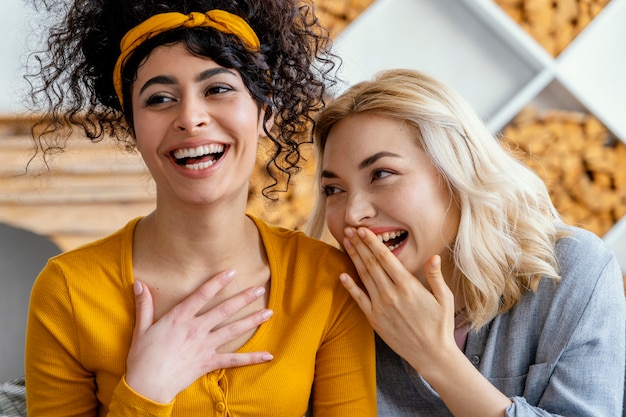 Smiley vrouw samen lachen