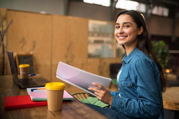 Donna sorridente al caffè in attesa dell'arrivo della sua amica