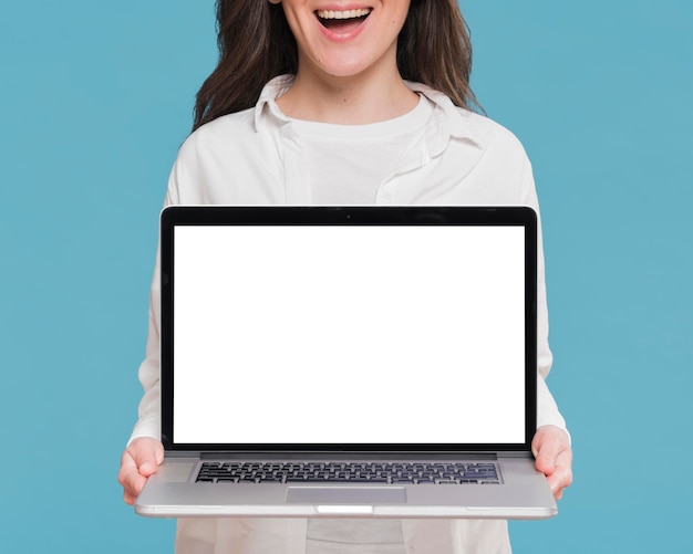 Foto donna di smiley che tiene un computer portatile