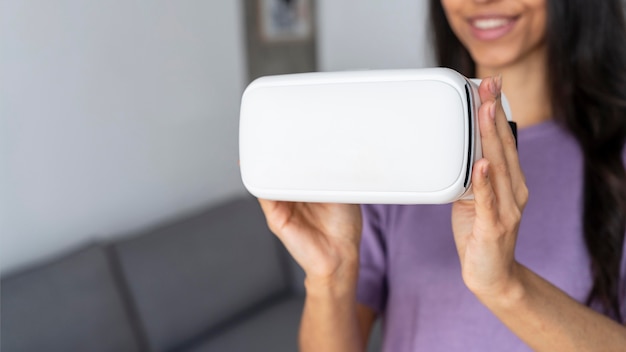 Photo smiley woman holding virtual reality headset