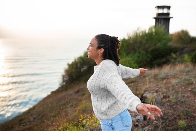 Photo smiley woman outdoors side view