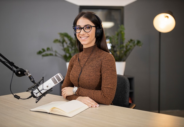 Foto donna sorridente in uno studio radiofonico