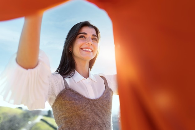 Donna sorridente in un campo soleggiato all'aperto