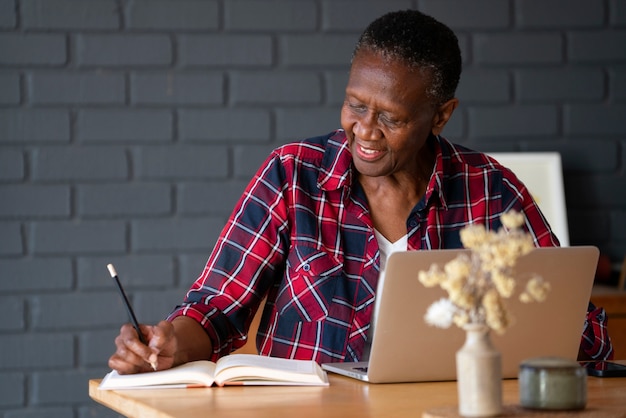 Photo smiley woman taking notes front view