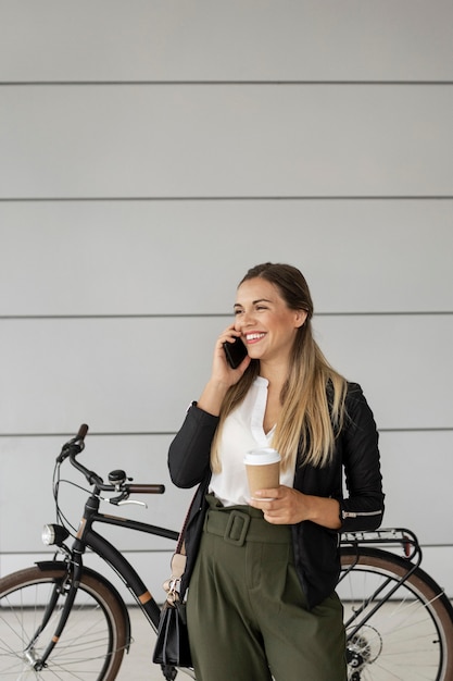 写真 電話で話しているスマイリーの女性