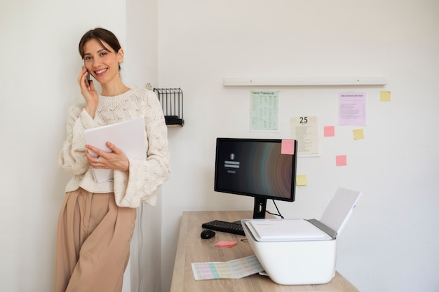 Foto donna di smiley che parla sul colpo medio del telefono