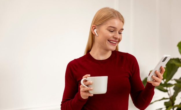 Photo smiley woman with device medium shot