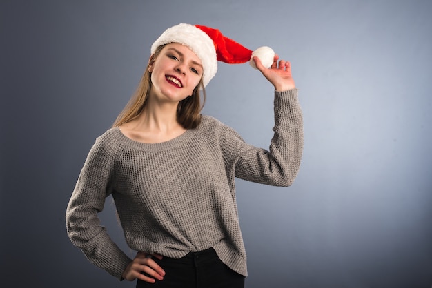 Foto donna sorridente con il cappello della santa