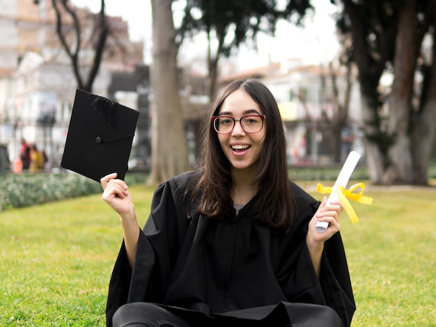 Foto faccina giovane donna alla cerimonia di laurea