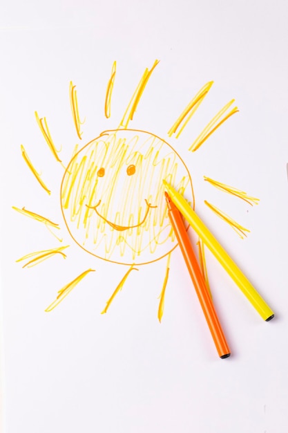 Smiley zon getekend op papier met gekleurde verf