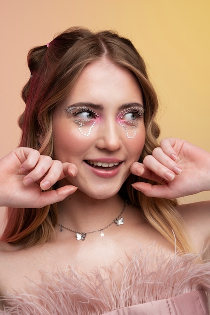 Smileymeisje met gen z make-up vooraanzicht