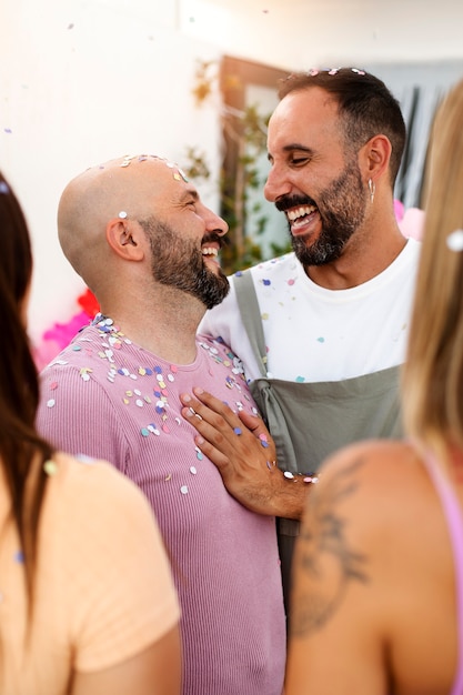 Foto smileymensen bij partijvooraanzicht