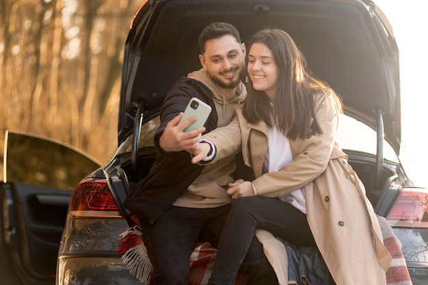 Smileypaar dat selfie middelgroot schot neemt