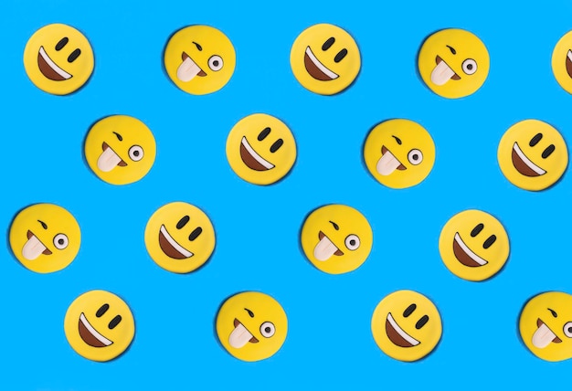 Smileys in de vorm van peperkoek op de blauwe achtergrond Flat lay Pattern