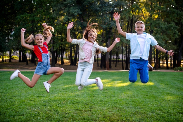 Smileyvrienden die bij het bekijken camera springen