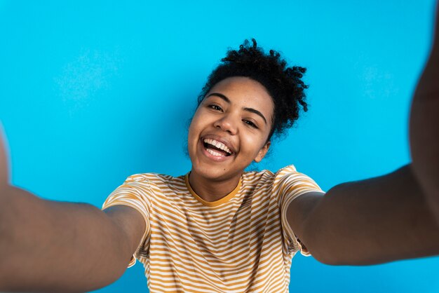 Foto smileyvrouw die selfie nemen