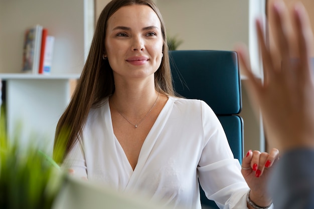 Smileyvrouw op het werk vooraanzicht