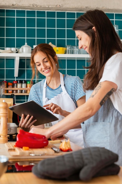 Smileyvrouwen in keuken middelgroot schot