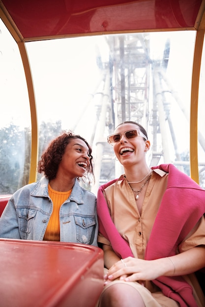 Foto smileyvrouwen op het vooraanzicht van het reuzenrad