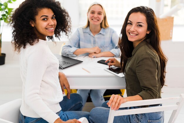 Foto smileyvrouwen op kantoor