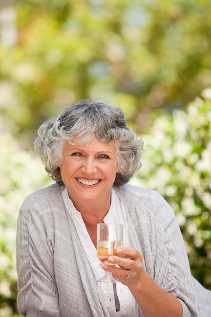 Smilimg vrouw met haar wijn drinken