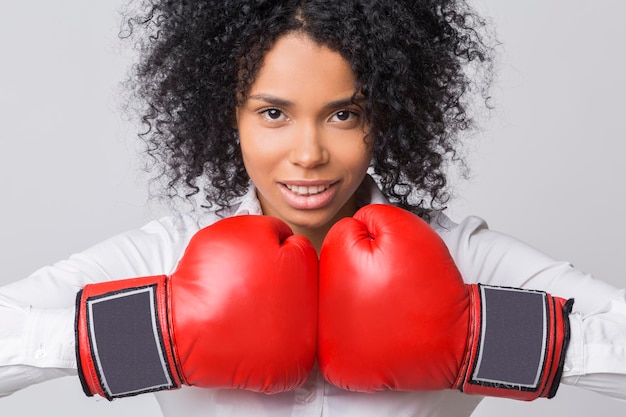 Photo smiling african american girl with red boxing gloves