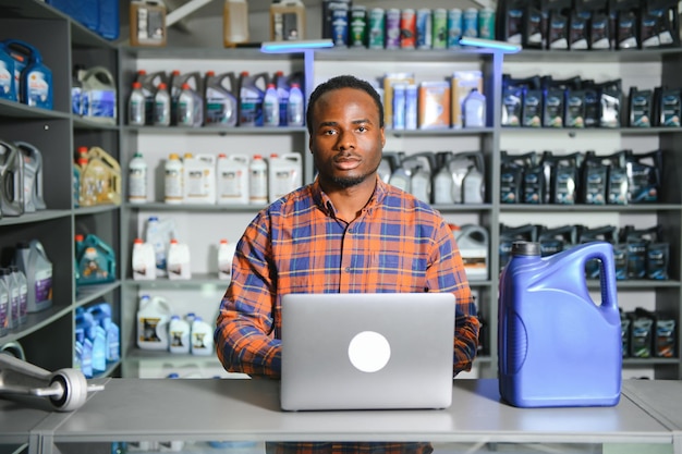 Photo smiling african salesman auto parts store