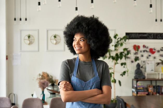 Photo smiling african young woman cafe small business owner standing arms crossed