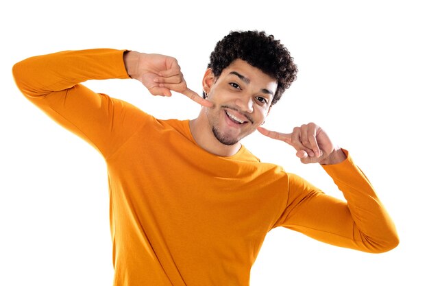 Ragazzo afro sorridente con maglione arancione isolato