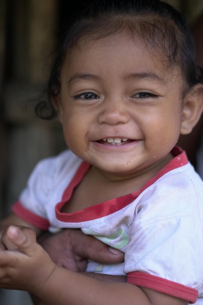 インドネシアの笑顔のアジアの男の子