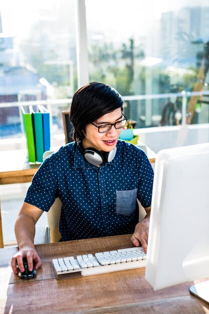 Photo smiling asian businessman using computer in office