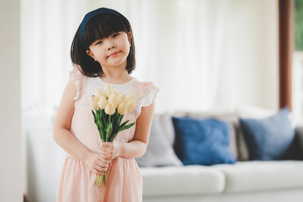 写真 花束を保持している笑顔のアジアの女の子