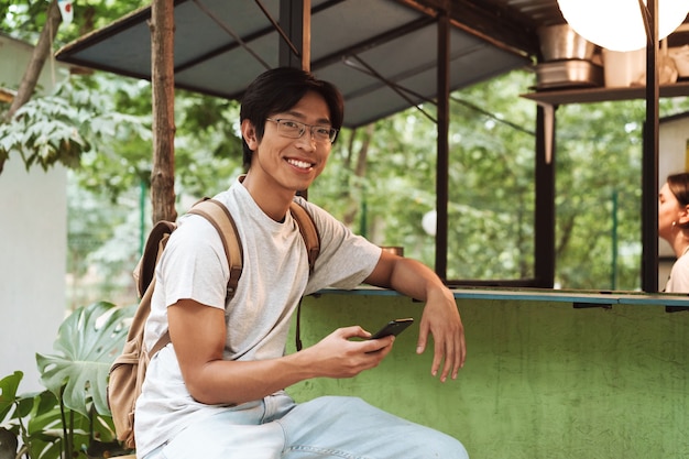 배낭을 입고 웃는 아시아 학생 남자