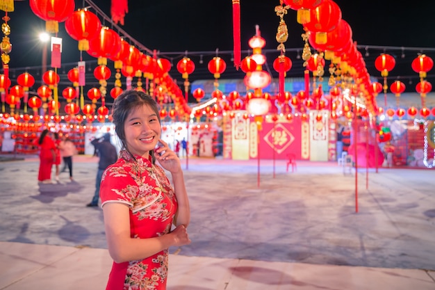 赤いランタンと笑顔のアジア女性