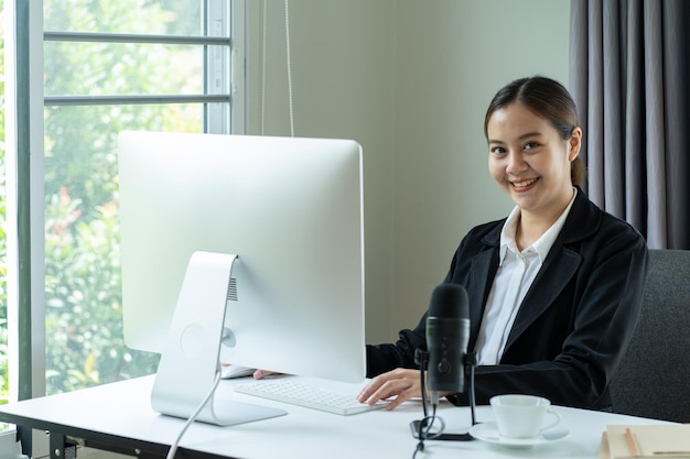 Donne asiatiche sorridenti che lavorano al computer