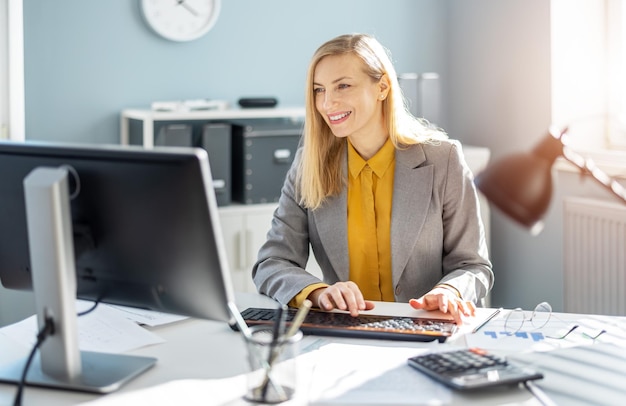 Photo smiling attractive woman in stylish formal