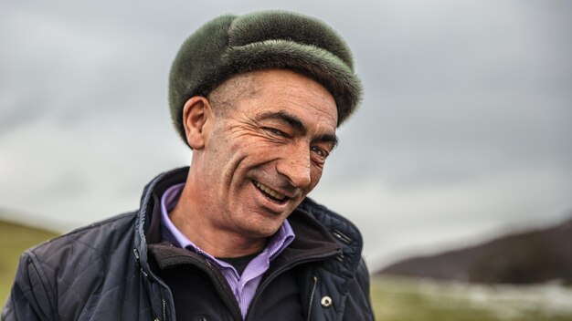 Photo smiling azerbaijani man with a hat